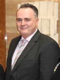 Laut doskozil sollen journalisten eher einer anderen spur nachgehen, nämlich einer anderen behebung in höhe von 5 bis 10 millionen euro. Datei Hans Peter Doskozil 2016 02 11 Jpg Wikipedia