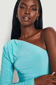 Vestito midi monospalla con spalline imbottite e ruches