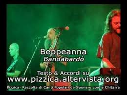 È una notte senza luna ubriaco canta amore alla fortuna senza freddo e senza pane ubriaco canta amore alle persiane seduto sull'asfalto che fuma sembra un tempo da medioevo qualcuno dice che è un pazzo un altro dice che non è nessuno per la gente nervosa in attesa del lieto fine chi mangia. Beppeanna Bandabardo Youtube