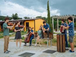 Ha 17 anni ed un passato ingombrante. La Compagnia Del Cigno Il Successo Di 7 Ragazzi Sconosciuti Corriere It