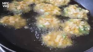 Makanan ini bisa disebut juga dengan perkedel jagung sama saja bisa untuk bahan cemilan maupun juga untuk campuran makan dengan nasi putih yang jelas masakan ini masih termasuk aneka gorengan tradisional sederhana. Resep Dan Cara Membuat Bakwan Jagung Sederhana Renyah Gurih Praktis Dengan Jagung Manis Youtube