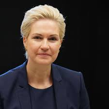 Das ist, als würde ein vegetarierbund. Manuela Schwesig Uberrascht Mit Schauspielvergangenheit Spd Twitterte Sogar Die Szene Politik