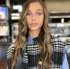 Emma Chamberlain Black And Blond Hair Pin By Isranoor S On Hair Emma Chamberlain Blonde Hair Looks Emma