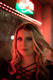 Looking for other local photographers who rent out their studio space 🖤