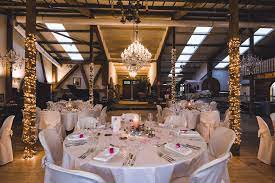 hochzeitstische bei party in scheune hochzeitstisch hochzeit hochzeitsfotograf