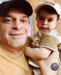 El carismático actor Alejandro Palomino nos derrite con esta imagen tierna  y divertida 😍👶 Con orgullo y humor nos dice: "¡Un Bebetón listo pá la  calle!!" 🚗✨