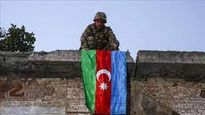 Azerbaiyán no perdona y castiga duramente contra armenia en karabaj. Ejercito De Azerbaiyan Iza Su Bandera En Ciudad De La Frontera Con Armenia