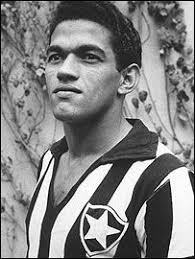 Garrincha® charleroi is an urban sport centre with 5 boarding football fields and 5 padel courts located on the roof of a new decathlon store. Garrincha There Is Not Very Much Footage Of This Guy He Really Was A Bit Too Early For The Tv Age So Pele Was The W Garrincha Historia Do Futebol Botafogo