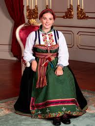 Bunaden prinsessen skal ha på. Paulina On Twitter Princess Ingrid Alexandra Of Norway Had Her Christian Confirmation Today She Wore The Traditional Reconstructed Raudtroye Bunad From East Telemark Gifted By Her Grandparents The King And Queen Of Norway