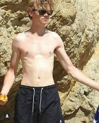 Tbs Shirtless Thomas Brodie Sangster Thomas Brodie Brodie Sangster