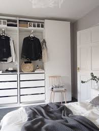 hoge kledingkast in de slaapkamer kleine slaapkamer ontwerpen slaapkamerdesigns slaapkamerinterieur