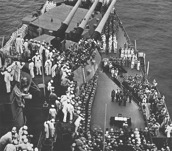 2 вересня 1945 року на борту американського лінкора «Міссурі» в Токійській затоці Японія підписала акт про беззастережну капітуляцію