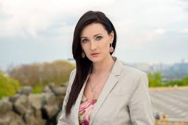 Автором ідеї та куратором є ведуча новин на телеканалі «1+1» соломія вітвіцька. Biografiya Solomii Vitvickoj Idti Po Zhizni Nuzhno S Ulybkoj