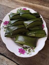 Lapisan bawah 100g beras pulut hitam 200g beras pulut 150ml santan pekat 150ml air garam secukup rasa 1 lapisan atas 140g gula 40g tepung jagung 40g tepung gandum 1/2 sudu garam 200ml santan pekat 200ml air sejukkan sebelum dipotong. Cara Buat Kuih Tepung Bungkus Lembut Berlemak Warisan Air Tangan Opah Sedap Mudah Ini Resipinya Keluarga