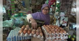 Berikut ini kami berikan referensi harga telur ayam ras hari ini minggu 6 juni 2021, semoga video ini dapat bermanfaat bagi. Harga Telur Ayam Broiler Di Bojonegoro Melambung Beritabojonegoro Com