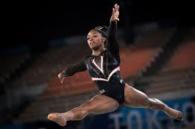 La gimnasta llega a la justa veraniega como la gran favorita en su disciplina, tras lo hecho en río 2016, en donde se colgó cinco medallas, cuatro oros y un bronce. Vyxqb0bkyw8pbm