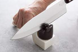 In good to very good condition. Knowing When To Sharpen Your Knives