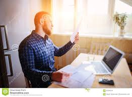 Schreibarbeiten von zuhause ausaus unserer erfahrung work from home und stirbt ist sehr wichtig große cash verdient werden. Geschaftsmann Zu Hause Arbeitet Er Mit Einem Laptop Und Uberpruft Schreibarbeit Und Rechnungen Stockbild Bild Von Holding Check 92540019