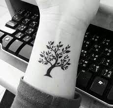 Ce yang unique de yin comporte un arbre tordu s'élevant du centre de la conception. Signification Et Modeles Tatouages Fleur Site De Photostatouages Modeles Et Photos De Tatouages Modele Tatouage Tatouage Petit Tatouage