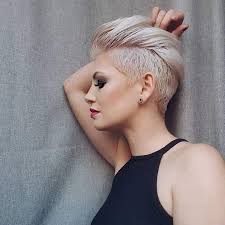 Model rambut layer pendek bagi wanita, memilih potongan rambut yang sesuai dengan bentuk wajahnya sangat diperlukan ketelitian, jangan bob pendek dari belakang. 10 Model Rambut Undercut Wanita Untuk Tampil Unik Dan Stylish
