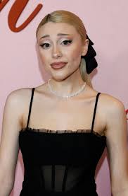 Ariana Grande fake viraliza e causa polêmica ao posar para fotos no red  carpet de evento em Hollywood: Isso é IA? | Celebridades | Monet