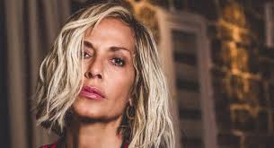 Το μουσικό ραντεβού το βράδυ της πρωτομαγιάς με την άννα βίσση και τους μουσικούς της. Thle8eash Telika To Koino Emeine Spiti Me Thn Anna Bissh Sto Mega Reader Gr