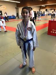 Frédéric s'est classé 2ème en kata individuel en nunchaku et sansetsukon, 2ème en kata oyo avec phébus comme partenaire (timbei contre jo) et. 91 Villebon Sur Yvette Coupe De France Combats Pupilles 2019 Karate Club Chateauroux