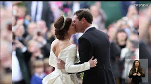 Watch the guest arrivals and the wedding ceremony at st george's chapel, windsor castle, followed by the departure of the newly married couple in the carriage. Princesa Eugenie Se Casa Com Jack Brooksban Em Widsor Youtube