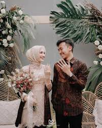 Floral maxi dress dengan desain off shoulder dan wrap skirt ini bisa untuk inspirasi baju tunangan yang cukup kasual. Baju Kebaya Couple Untuk Tunangan Couple Keren