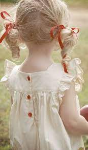 6 Idees De Coiffure Petite Fille Avec Un Noeud Papillon Coiffures Filles Coupe Cheveux Petite Fille Robe De Bouquetiere