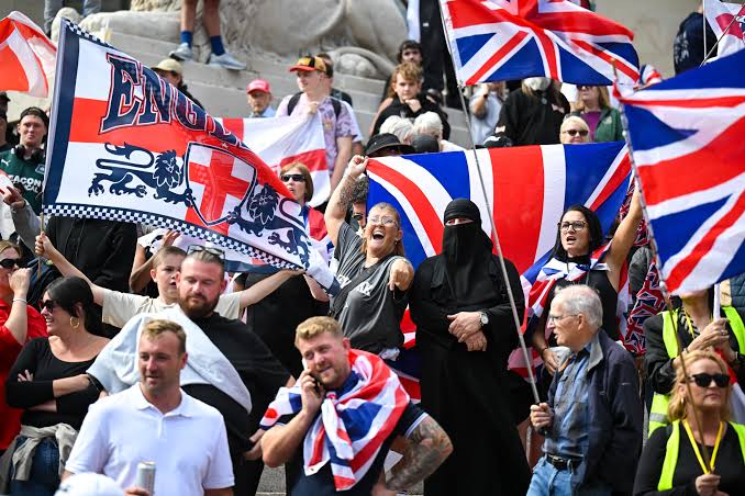 RNLI closes Portsmouth lifeboat station after huge anti-migrant protests |  The Independent