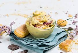 La zuppa inglese, preparata secondo la ricetta originale napoletana, è un dessert ricco di gusto, perfetto per gli amanti della meringa e delle amarene. Zuppa Inglese Gelateria Romana