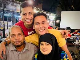 Mohd syafie naswip is an actor, known for songlap (2011), mukhsin (2006) and talentime (2009). Myartis Com Myartis My Artis Luka Sudah Sembuh Dahulu Terburu Buru Bertunang Syafie