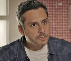 Tóia fica desconfiada ao investigar sumiço de Atena