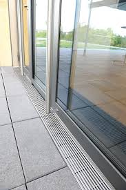 Die Hochwertigen Rinnen Und Roste Hat Die Richard Brink Gmbh Co Kg Speziell Angefertigt So Passen Sie Sich Der N Natursteinfassade Fassade Haus Ideen Aussen