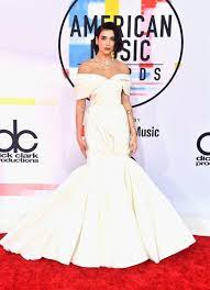 English singer dua lipa is the recipient of numerous awards. Dua Lipa Wears Bridal White To The 2018 American Music Awards Celebrity Cocktail Dress Tea Length Cocktail Dresses American Music Awards