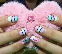 Recomendamos aplicar el esmalte de uñas con una esponja ligeramente empujándola a su uña, similar al diseño ombre, esto previene cualquier sangrado polaco bajo la plantilla dando líneas más limpias. Unas Nina Disenos De Unas De Unicornio Unas Nina Unas Decorada