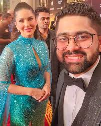 Taking pictures is one thing @sunnyleone ...capturing the feel of a moment  is another. It was all smiles at this year's @filmfareme 😍😍 @filmfareme  @gulfgoodnews