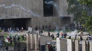 Atiende a hijos de estudiantes y funcionarios de dicha casa de estudios. Puc Condena Violencia De Carabineros Tras Protesta En Campus San Joaquin Y Lamenta Desmanes En Casa Central Emol Com