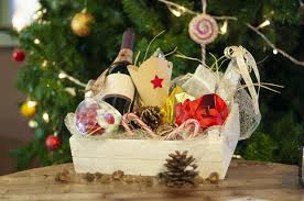 Cuando ofrezcas una fiesta de navidad para un grupo de jóvenes, asegúrate de planear juegos entretenidos para que jueguen. El Origen Historico Del Lote O Cesta De Navidad