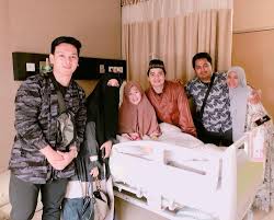 Larissa chou kelahiran cirebon, 23 april 1996 istri alvin faiz menjadi mualaf di tengah keluarga tionghoa yang menganut agama berbeda dirasakannya memang tak mudah. Potret Alvin Faiz Dan Keluarga Kecilnya