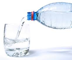 Résultat de recherche d'images pour "verre très peu rempli d'eau"