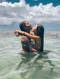 Published with reusable license by fernando sampaio. E O Amor Ludmilla E A Esposa Posam Agarradinhas Na Praia Celebridades O Dia