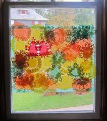 Vor allem für kinder ist dies im herbst eine schöne bastelidee, denn im herbst können kinder seltener draußen spielen und müssen im. Fensterdeko Herbst 15 Bastelideen Zu Herbstdeko Fur Fenster Mit Kindern