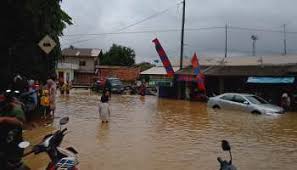 Karawang dikepung banjir, ribuan rumah terendam. Akibat Banjir Sungai Cibeet Akses Jalan Loji Karawang Terputus Sementara Mediapasti Com