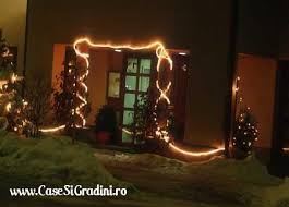 Decorarea casei in spiritul craciunului inseamna instalatii luminoase, perdele de beculete care sa curga pe pereti sau pe arborii si arbustii din gradina. Decoratiuni De Craciun Coloane Impodobite Cu Instalatii De Craciun Cu Beculete