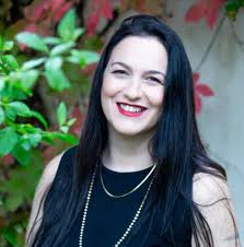 סיימתי בינז׳ הארי פוטר בפעם המי יודע כמה יש לי הרבה ביקורת על מה שהילד  המרבון הזה עבר ב11 שנות חייו הראשונות גר בחדר מדרגות מתפורר בבית עם דודים  שהשפילו אותו והתייחסו