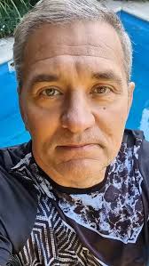 Cuando me regalaron esta guitarra, hace 45 años, jamás imaginé qué iba a  usarla.para acompañar a Dyango. Gracias genio, por tu talento, pero sobrw  todo por la inmensa generosidad de cantar en