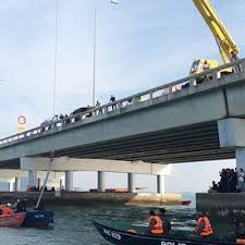 Pada april 2008, kerajaan mengumumkan projek ini akan ditundakan selama 9 bulan disebabkan masalah perolehan tanah dan isu reka bentuk dan juga lonjakan kos bahan binaan. Tragedi Suv Misteri Tiang 56 Jambatan Pulau Pinang Minta Nyawa Disini Lokasi Sebenar Tiang 56