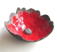 Petite Fleur Ceramique Raku Rouge Intense A Poser Sur Une Tige Pour Le Jardin Art Ceramique Par Iskia Fleurs En Ceramique Ceramique Art Ceramique